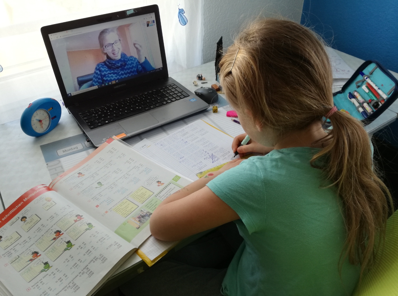 Lernunterstuetzung-Schuelerin_c_Matveev-2021.jpg